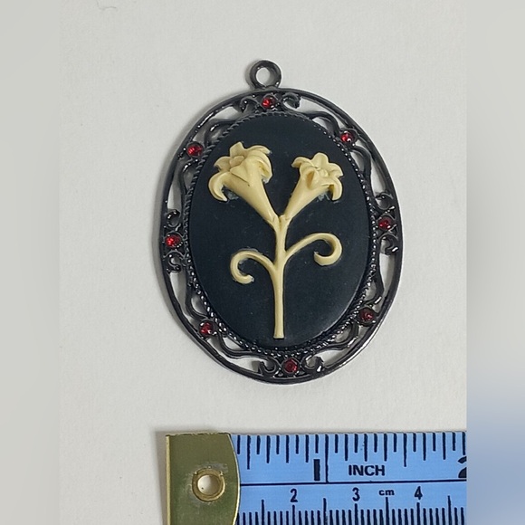 Vintage White Lily Black Cream Flower Bouquet Oval Cameo Pendant Silver Tone - Picture 3 of 5